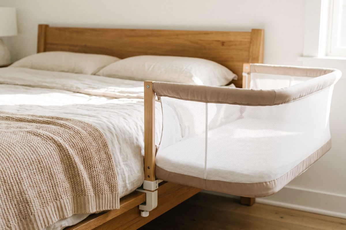 Berceau cododo fixé au sommier d'un lit d'adulte à hauteur ajustée